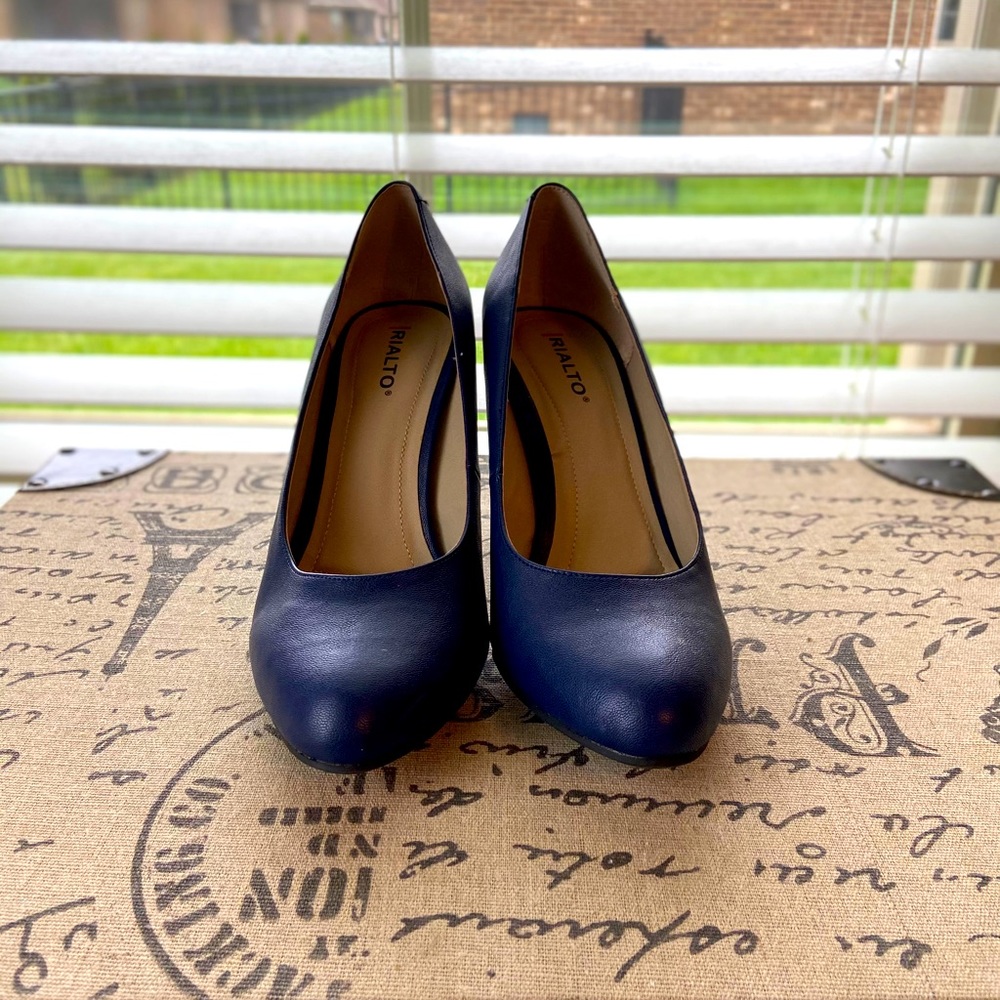 Beautiful navy pumps